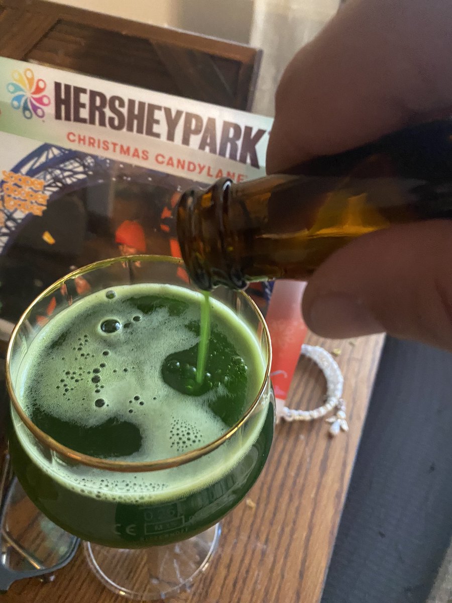 TheSurrealAri's tweet image. A tasty #greenbeer to finish #stpaddysday weekend. @KyotoBeerLab #matcha #geentea #ipa. 
#craftbeer #tea #beer