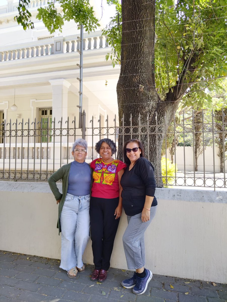 CandeOchoaA's tweet photo. Desayuné con mis primas comadres! Nos queremos prácticamente desde que nacimos💚 #AmorDePrimas https://t.co/mFemcPc9l2