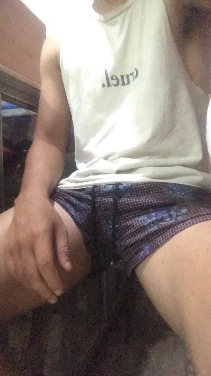 Cordobs18's tweet photo. Vine a trabajar sin ropa interior como siempre. Listo para una mamada we https://t.co/JSPzIGUsKD