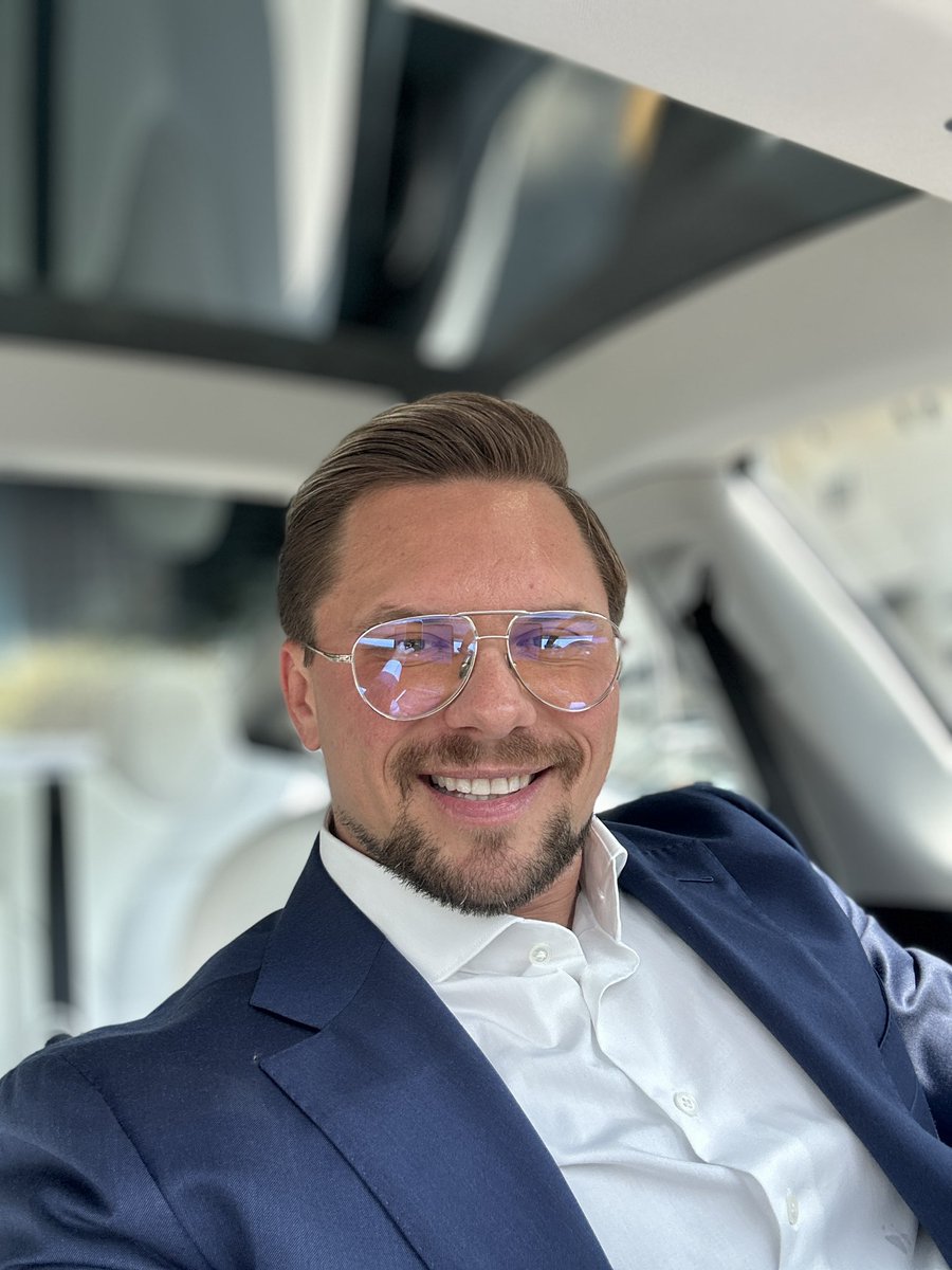 If you looking to buy or sell a house DM
#RealEstate #house #apartment #rent #Miami #florida #beach #hot