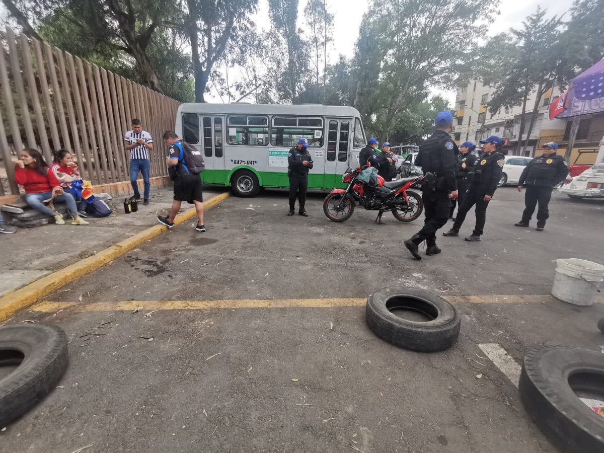 AzcapotzalcoMx's tweet photo. #CeroTolerancia al consumo de alcohol en nuestros espacios recreativos y deportivos.
Realizamos operativo, con apoyo de la policía auxiliar, para el retiro de vecinos que ingerían bebidas alcohólicas en el estacionamiento del deportivo “Renovación Nacional”.
#ViveElCambio https://t.co/FjY0wKz0dP