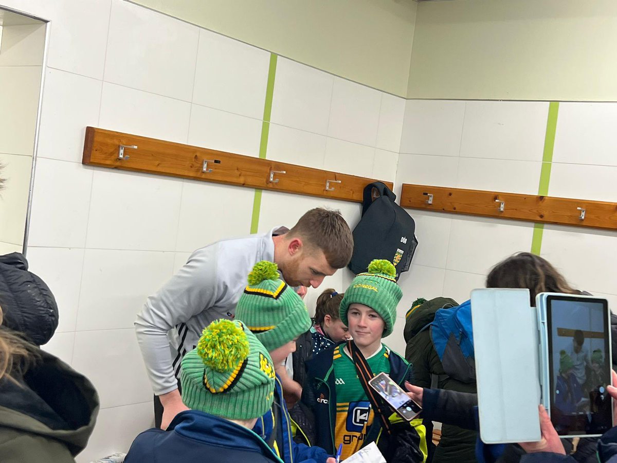 bluestackSNF's tweet photo. a marvellous day meeting many 🌟 stars, @MartyM_RTE @MayoGAA @RTEgaa one we won’t forget💙🤍🏐Thank You
#GAABelong #fourmasters #donegalgaa #bluestacksnf #supportyourlocalteam https://t.co/eNaqISbrO0