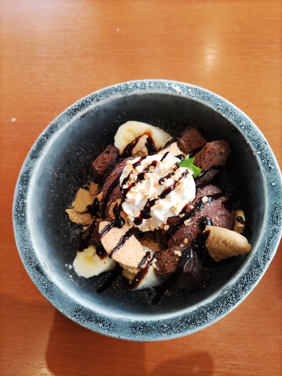 🌈🌈ひぇひぇに凍らせた石器に 🍦アイスを入れた 🔴ストーンアイス❄️☃️ 💫混ぜ混ぜして食べるんだけど 折角の盛り付けが 🌟汚くなっちゃてwww😆 楽しくまぜまぜww⤴️ 美味しかった〜🙇