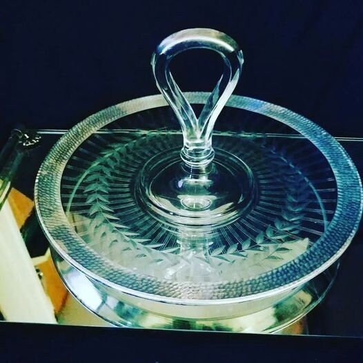 DWedgeCreations's tweet photo. #etsy shop:Indiana Glass,Handle,tray https://t.co/hfQUG3GMO9 #silveredge #roundtray #relishplatter #sandwichglass #indianaglass #relishtray #traycenterhandle #centerpiece #earlyamerican #eapc #etchedleaf #servingtray #art #dwedgecreations.etsy.com #party #artglass https://t.co/iVZggeGaBn