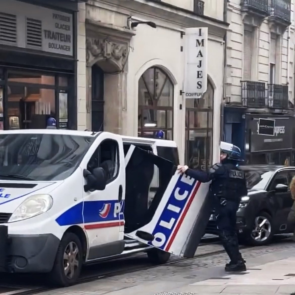 angersinfo's tweet photo. 📸 🚔 [L’image du jour] Quand la #Police perd sa porte latérale pendant la #manifestation de samedi 18 mars à #Angers contre la réforme des retraites… https://t.co/2YcImK21T8
