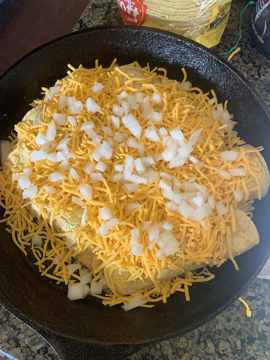 JamieWo81749770's tweet photo. Chicken enchiladas and chicken tortilla soup tonight!!! 😋 #dadchef #wopawlife #jwolferealtor #cooking #enchiladas @the_dadchef https://t.co/MVgut68IYo