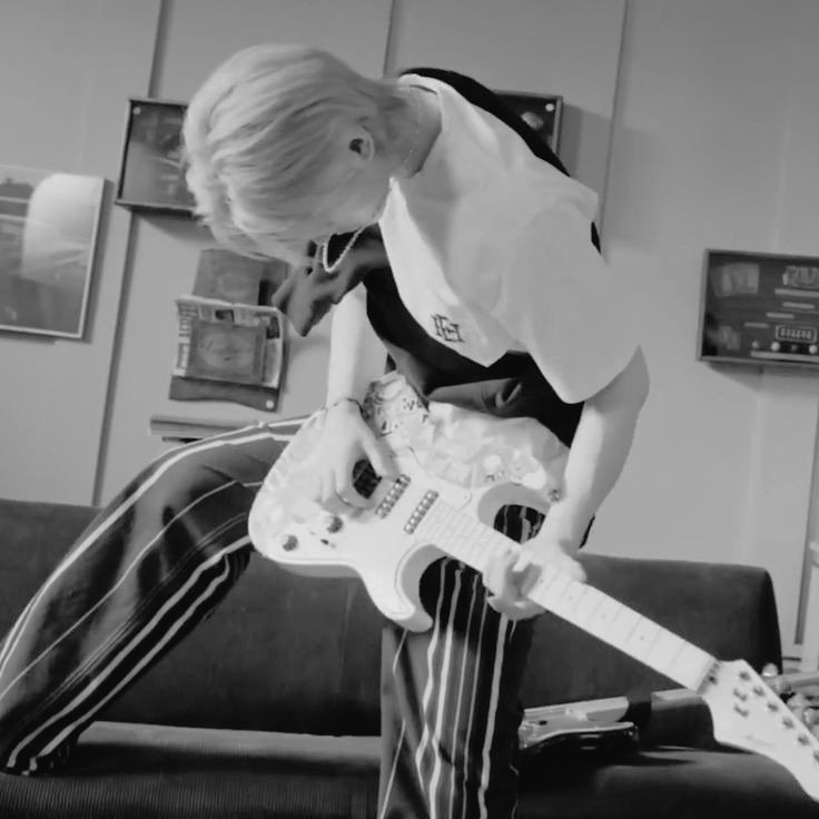 au jayhoon - I Way Made For Lovin' You

 Park Jongseong ou mais conhecido como jay, o rei do rock... Ou quase, Vamos voltar no tempo. Jay tinha sua paixão por guitarras e música, as duas juntas combinam certo? Bom tudo estava dando certo, ele fechou contrato com uma gravadora+