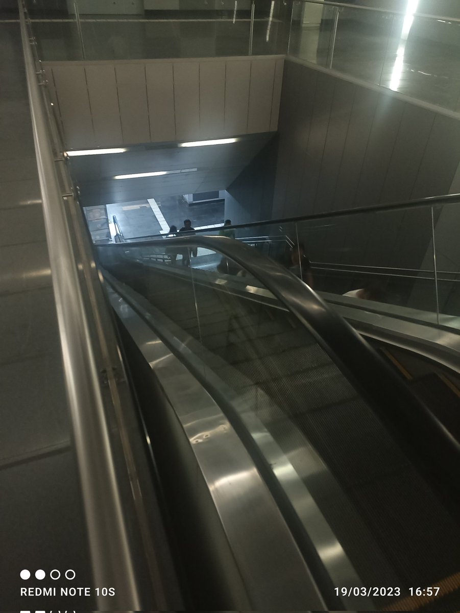 BogarDor's tweet photo. @SITEURJAL a ver cuándo arreglan su chingadera, ya va para dos semanas sin funcionar.
Estación Guadalajara Centro L3 transbordo hacia Plaza Universidad L2.
Uno como quiera, pero pónganse a pensar en gente de la tercera edad , ya que el tramo está bastante empinadito... https://t.co/ylT9HyEz8P