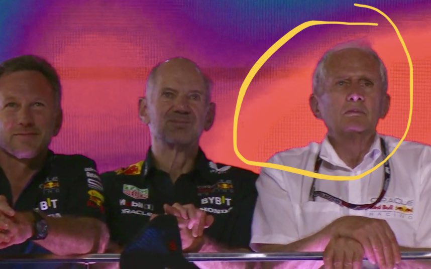 ATellodeMeneses's tweet photo. Hoy @SChecoPerez ganó mucho más que 25 puntos y el #SaudiArabianGP, el día de hoy ha quedado al desnudo, bajo el reflector mundial y el escrutinio de la prensa internacional, que las decisiones en @redbull y el posicionamiento de sus pilotos tiene un sesgo en favor de VER. Un injustificado Safety Car hoy le devolvió a Sergio mucho más que la victoria del año pasado, ya que permitió que el neerlandés tuviera media carrera para tratar de acercarse en un auto que en este momento de la temporada es bastante neutro para el estilo de los dos. 25 vueltas no fueron suficientes para sostener el storytelling del “piloto de otro planeta”, no existió justificación para que @redbullracing no congelara desde entonces el ritmo de ambos para cuidar los autos y el resultado, como tantas veces ha sucedido cuando el orden de los pilotos es al revés; sin embargo, es así como queremos ver que los dejen correr. Hoy fue un placer ver a @SChecoPerez nuevamente con el pedal a fondo, como en esos días gloriosos de Sauber que a muchos no nos sorprenden; pero fue más gratificante escucharlo cuestionar los datos recibidos, poner a toda una estructura contra el foco mediático y lucir como un brillante aspirante al título ante los ojos del nuevo dirigente deportivo. Necesitará seguir trabajando más duro que nadie, perfeccionar los detalles, desde el tema de la arrancada, hasta afilar el colmillo y jamás dar por hecho temas clave como el de la vuelta rápida. Hoy no sabemos a dónde se dirige el desarrollo del auto, pero sí sabemos que la imagen pública de la familia VER ha despertado la antipatía de propios y extraños, sumando a lo de Brasil otro episodio digno para tomar en cuenta en el marketing austriaco. @SChecoPerez ha generado un impulso mediático que incluso altamente probable le llevará a estar en el número 1 del poco creíble ranking de @aramco esta semana. Porque así funciona el espectáculo, porque es parte del negocio, porque en el deporte debes de dar los resultados, pero también debes colocar los mensajes correctos en el tiempo adecuado y recordar que, si no cacareas tus huevos, entonces tan solo eres tan grande como tu último resultado. ✍🏼
