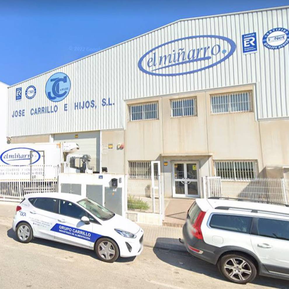 FonsiLoaiza's tweet photo. Ayer murió un trabajador decapitado de la empresa El Miñarro en Alicante. Cayó en un montacargas sin barras de seguridad. Se llamaba Javier, tenía 41 años y era padre de 2 niñas. Los dueños(la familia Carrillo) exigieron que volvieran a trabajar horas después. Terrorismo patronal https://t.co/TpjKMuDhc1