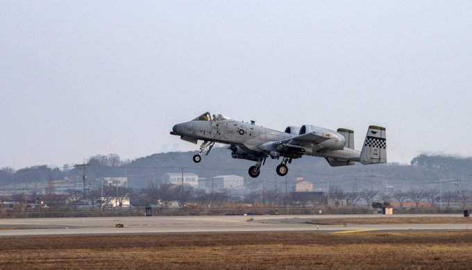 鳥山空軍基地(韓国)第25戦闘中隊の #A10C サンダーボルトIIが、訓練に参加するために同基地から離陸します(3月8