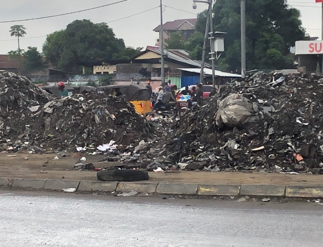 Mishikanadine1's tweet photo. Peux t on devenir sérieux ? Goma &amp; Kinshasa !!! La capitale ressemble à l'enfer...peut être même que l enfer est  plus propre !!!4 ans que le tandem Mpoyi &amp; Ngobila gèrent la ville mais au NK un gouverneur militaire.... https://t.co/pmJenHIY4h