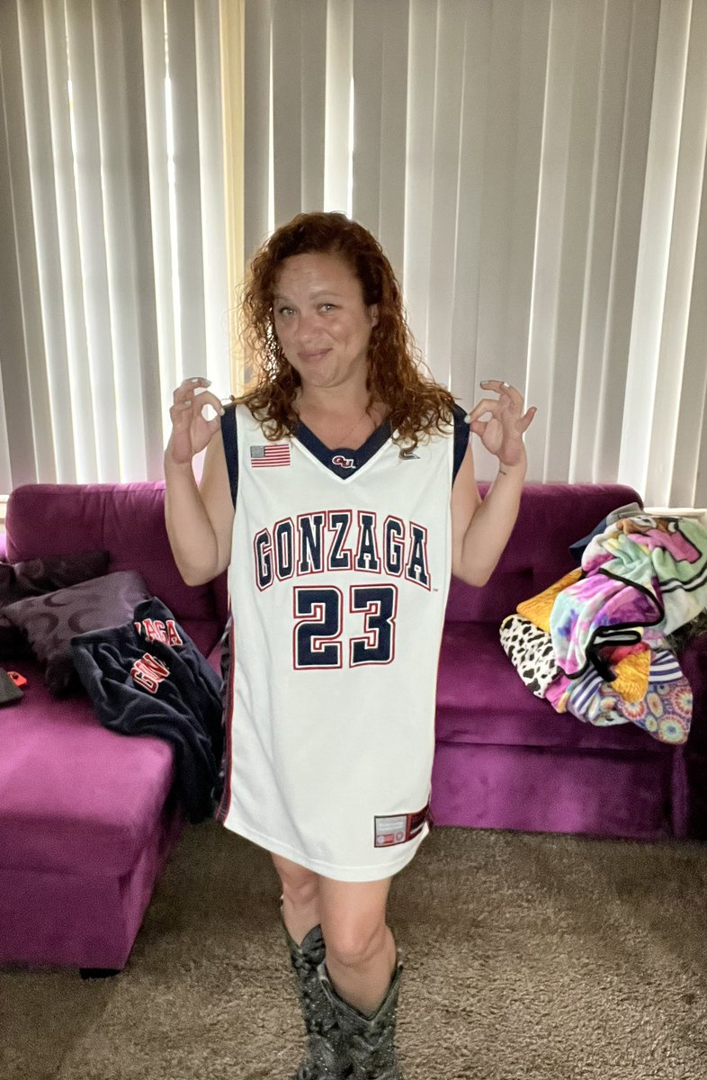 Today feels like a jersey dress short of day. Round of 32. Happy game day! Go Zags!

#marchmadness #ncaabasketball #unitedwezag❤️💙 #zagup #redheadsdoitbetter #greeneyedgirl #boots #gonzaga #roundof32