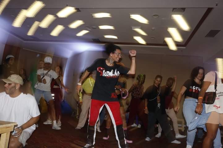ExpoFavela's tweet photo. 💃 Pessoal se jogou na dança aqui na Expo Favela.

🚀 Hoje é o último dia da maior feira de empreendedorismo, que une favela e asfalto no #WTC! 

🎟️ Venda de ingressos on-line e no local! 

📸:@/fotosdokevin.png

#expofavelainnovation #expofavelasp #expofavela2023 https://t.co/nfP59hmlob