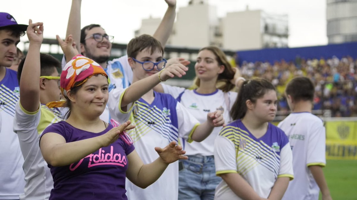 👏 En vísperas de la conmemoración del Día mundial del síndrome de Down, establecido el 21 de marzo, ingresaron al campo de juego con nuestro primer equipo Sabrina González Fanelli y Manuel Fiszon Milberg. 

En el entretiempo, jugadoras y jugadores de <a href="/tirandoparedesf/">Tirando Paredes</a>