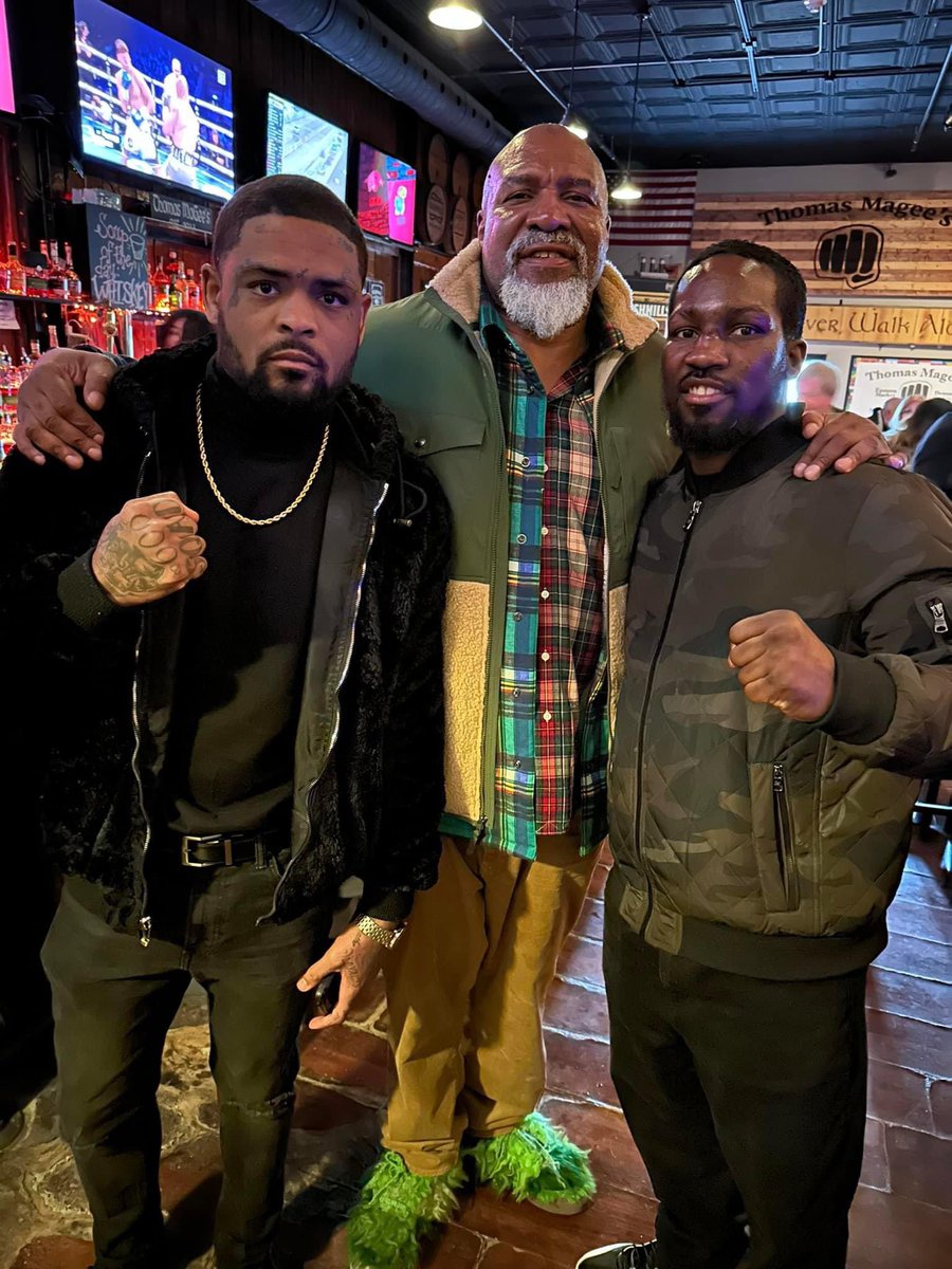 BOXINGAINTDEAD's tweet photo. S/o to my dog #ShannonBriggs use to watch him hit the bag for two hrs straight in #Miami & met one of my favorite fighters #GeraldMcClellan son Gerald Jr https://t.co/jxfjHmenBq