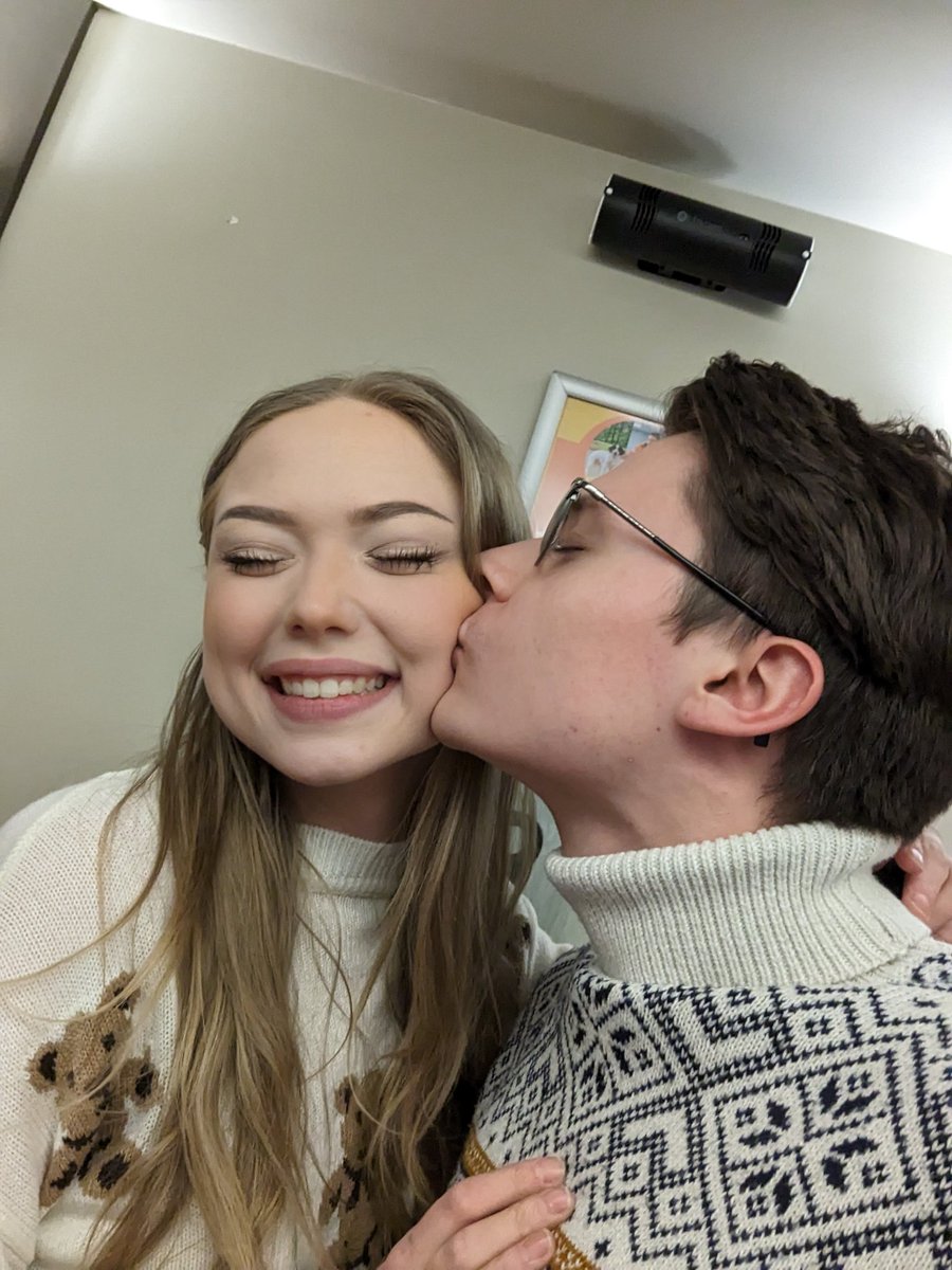 JesseJChick's tweet photo. Secretly flew home to surprise @jesseppbeauty for her birthday

Love you! ❤️ https://t.co/uIlfH3vCtS