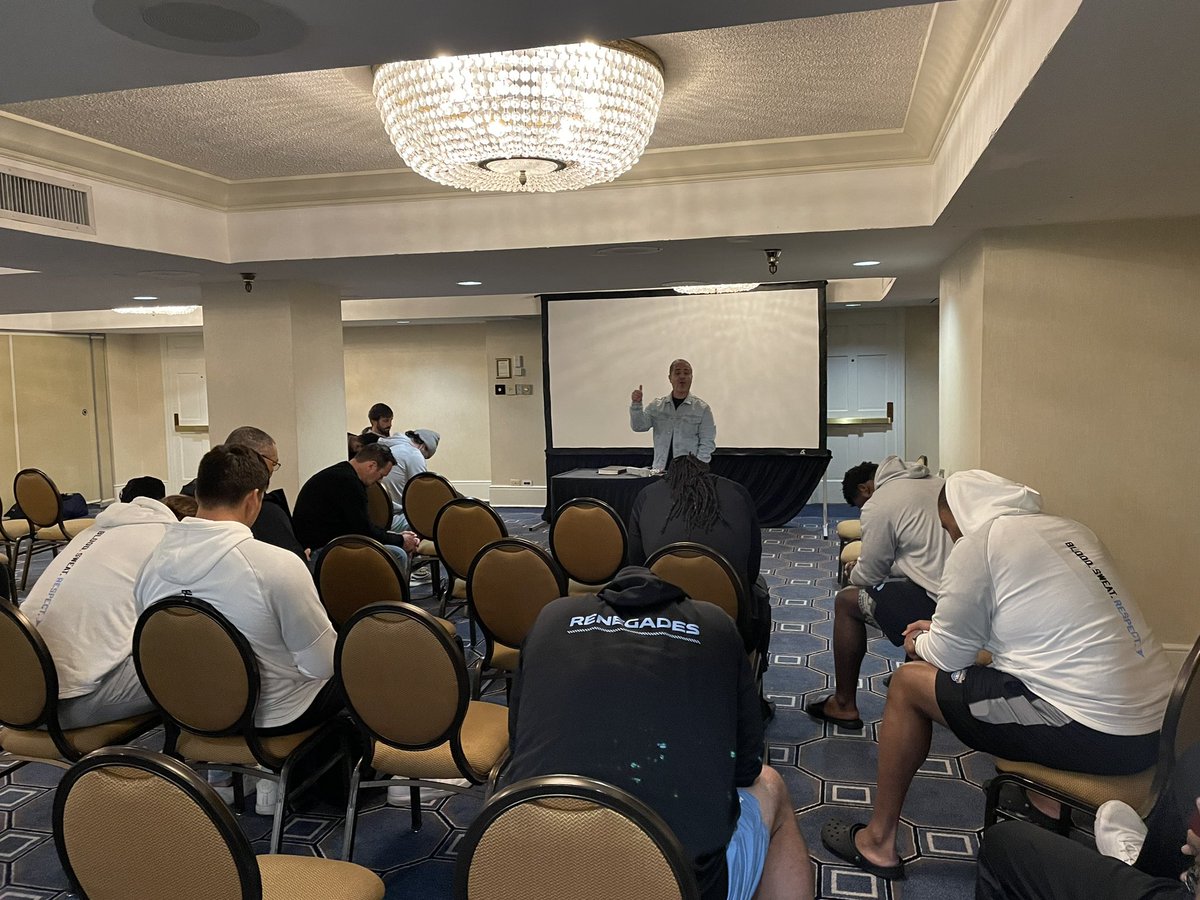 SammyLopez's tweet photo. A big thank you to @coachbobstoops for allowing me the honor to spiritually invest in the lives of some great players at chapel today. Praying for a great game for the @xflrenegades! #BlessedIsTheMan https://t.co/7Jn457CMmG