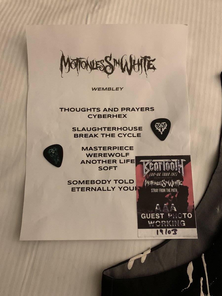 Duh_itz_lyssss's tweet photo. For years now I’ve been a huge motionless fan and after last year, I was diagnosed with a rare cancer and had to undergo surgery and chemo, today I got an amazing make a wish! Thank you @ChrisMotionless @chenzomauro @justinxMIW @rickyolsonx @MIWband for such an amazing night🥰😭 https://t.co/JqQLiHFJou