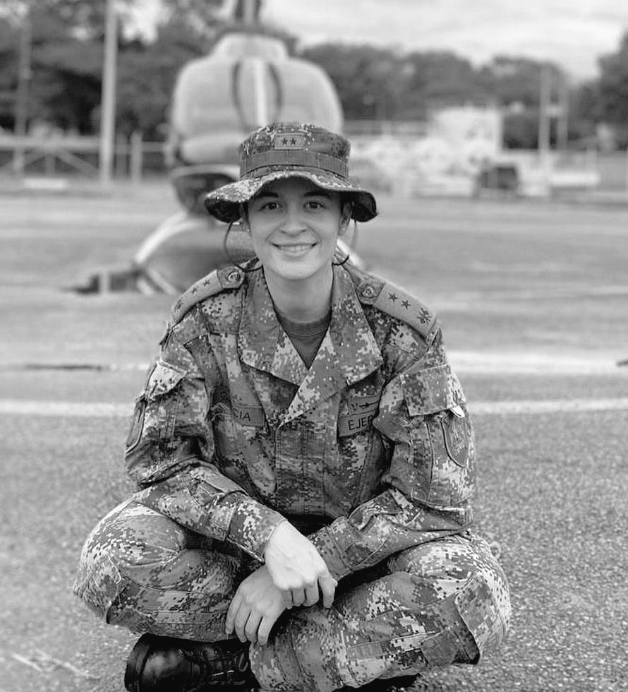 Les presento a una cucuteña que nos llenó de orgullo. Girleza fue la primera mujer piloto de helicóptero UH1N y nos dejó muy pronto en este triste accidente. Fuerza para su familia y fuerza para mi <a href="/luzelenaGB10/">Luzelena Guerrero B</a> que perdió a su amiga del alma!