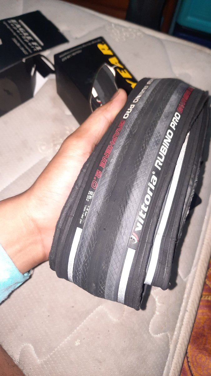 fajriyss's tweet photo. Wts vittoria rubino pro graphene 2.0 baru copotan fullbike 500rb sepasang #fnfjb https://t.co/HQ0krqdei3