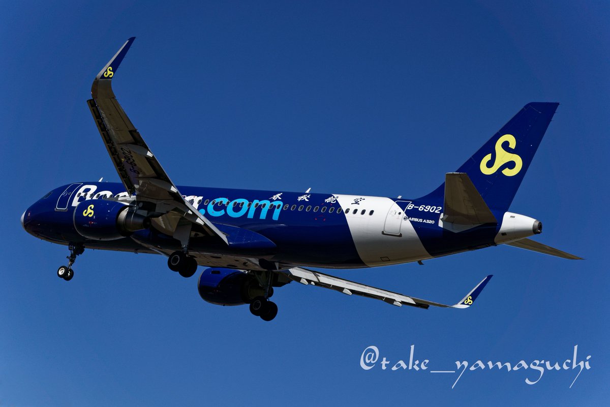 take_yamaguchi's tweet image. 月曜日、おはようございます😃

お天気が良いのは今日、明日位で、後半は雨の一週間になりそうですね…
皆様も花冷えに体調崩されない様ご留意くださいませ🙏

#SpringAirlines 
#BookingcomLivery
#A320_214
#B_6902