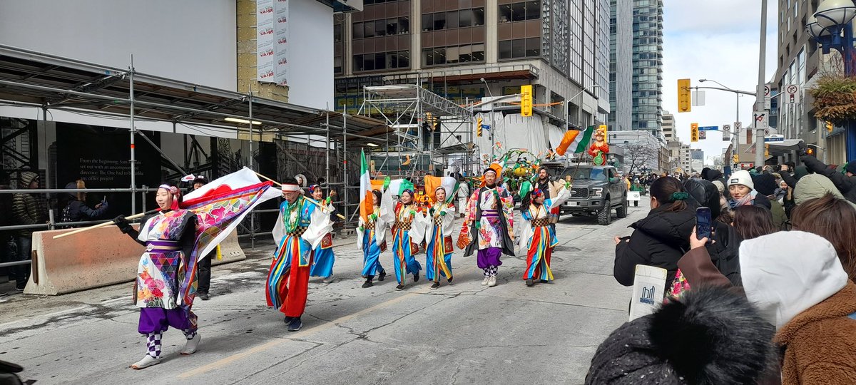 NeptuniaV2's tweet photo. St. Patrick's Irish Parade at Downtown Toronto, Bloor-Yonge. Surprisingly a lot of Ireland Groups and Associations in Ontario. 

I wish you all the Irish People in Ontario and all of Ireland a Happy #StPatricksDay2023 ! 

#Toronto #Ontario #BloorYonge https://t.co/KSxI2DIQ7i