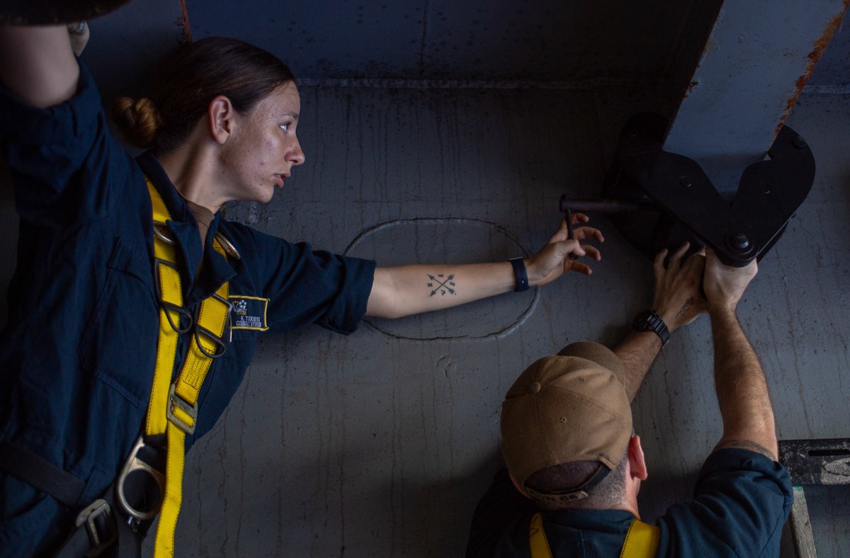 US7thFleet's tweet photo. U.S. Navy Interior Communications Electricians repairs a public address system speaker aboard the aircraft carrier USS Nimitz (CVN 68). #USNavy | #MaterialReadiness https://t.co/AuDAGPjErv