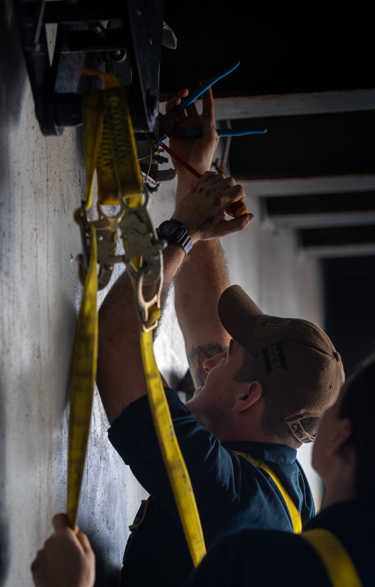 US7thFleet's tweet photo. U.S. Navy Interior Communications Electricians repairs a public address system speaker aboard the aircraft carrier USS Nimitz (CVN 68). #USNavy | #MaterialReadiness https://t.co/AuDAGPjErv