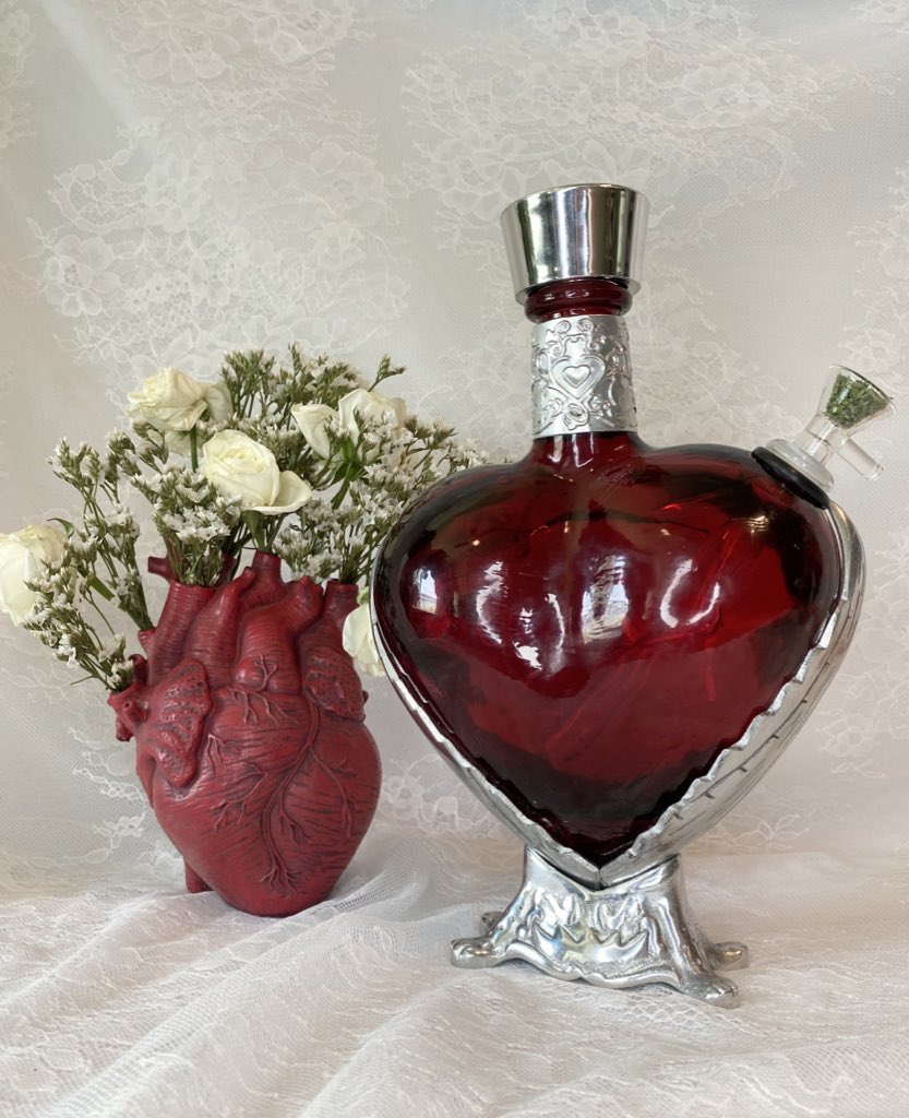 PeaceRoseShephe's tweet photo. Heart bongs in my shop🫀 https://t.co/7BZTymBFpc