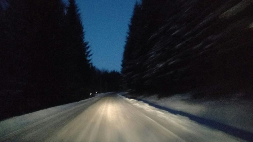 marekmarian's tweet image. Są drogi, które poza historią miewają też coś jeszcze. Długa i ślepa tarnawska to ma.
Co parę sobót jeździłem nią z Pawłem do świata (on do pracy, ja do sklepów). Powroty lubiłem, bo przed górami w Luto #MiniMarket 🛒 ruskie + śmietanę a od Wilczej już samotnie drążyliśmy mrok.