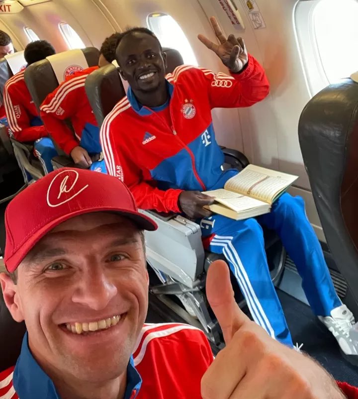 acaiijawa's tweet photo. Sadio Mane yang berada di puncak kerjaya bola sepak, kaya raya dan terkenal masih konsisten baca Al-Quran kat mana-mana.

Haritu ada video dia basuh tandas.

Kita ni nak buka Al-Quran kat public space seperti LRT, kedai makan pun segan. Takut orang anggap 'menunjuk'. Lemah. https://t.co/GKa4kBayu1