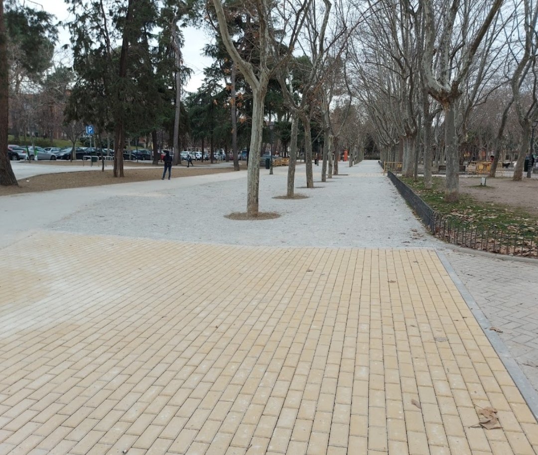 Salvarelcalero's tweet photo. Hace un par de meses no conocíamos este término, y gracias a @MADRID se ha convertido en una pesadilla. Es ZAHORRA. Comentamos un poquito más este material con el que están sembrando nuestros parques (abrimos hilo). #SalvemosElCalero #MadridNoSeVende #madridverdehabitable https://t.co/ch1lpdnh4M