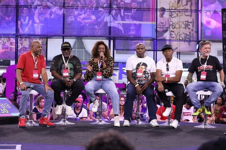 ExpoFavela's tweet photo. 💪🏾 Pelé Problema mediou uma Homenagem a Black Soul de São Paulo com Aline Torres, William Zimbabwe, Maurício Black Mad e Carlinhos Kaskatas

🚀 Hoje é o último dia da maior feira de empreendedorismo, que une favela e asfalto no #WTC! 

📸: Douglas Jacó @/douglasjaco1 https://t.co/W54IX7WVGE