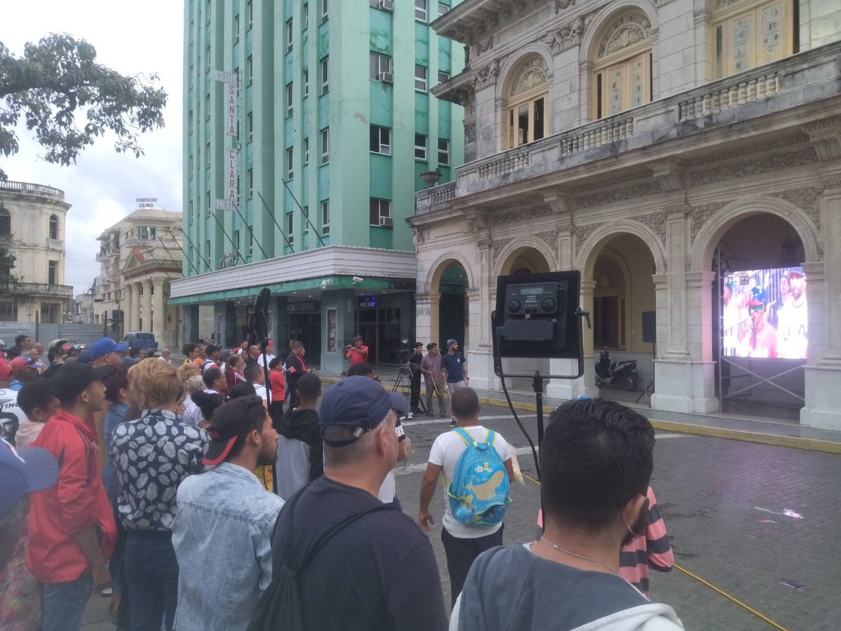 ⚾ Desde el  Parque Vidal de #SantaClara 🇨🇺 siguiendo el juego del #TeamAsere

📍Camisetas de #Cuba, comparsas, peñas deportivas y muchas buenas vibras

#WorldBaseballClassic2023

 ✍️📸 @yunier_sifonte