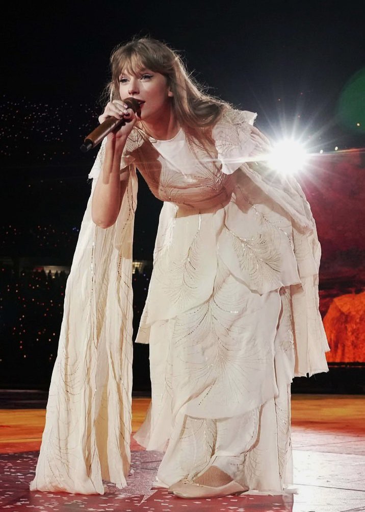 taylor-swift-eras-tour-on-twitter-this-is-what-you-see-when-you-walk