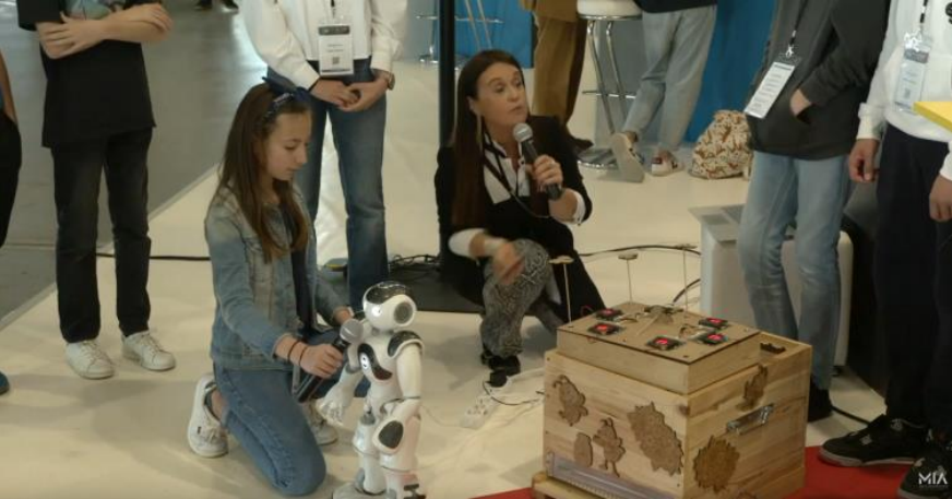 techno_edu_num's tweet photo. Guide pratique "Enseigner et apprendre à l’ère de l’Intelligence Artificielle, acculturation, intégration et usages créatifs de l’#IA en éducation": place de l’#IA en éducation comme outil pédagogique ou objet d’apprentissage #GTnum #Edu_Num #CRCN  
▶️ https://t.co/qbBfSt7aRS https://t.co/F6WsADS24u