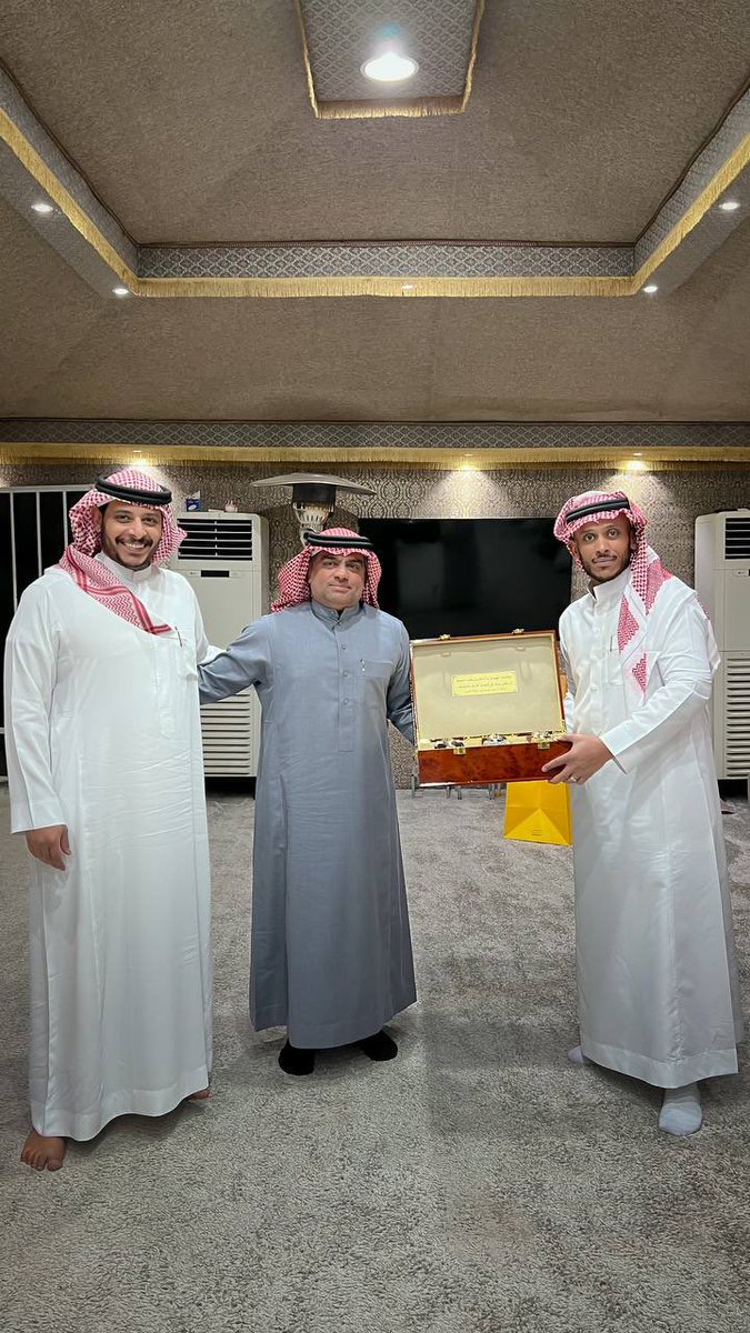 DesignerMrMajed's tweet photo. الراحلون و إن طالَ الغيابُ بهِم، باقونَ في القلبِ، ما غابوا و لا رحلوا. أ. خالد العويش أسعده الله، لن تكفينا فيك كلمات المديح والشكرِ، ولن نوفيك إخلاصك في بناء تاج التألق لجزيرة الإبداع عندما كنت ركناً أساساً فيها وستبقى بصماتك التربوية ما بقي الدهر، كتب الله أجركم. 
#سكاكا_الجوف https://t.co/TdQ8qSueTm