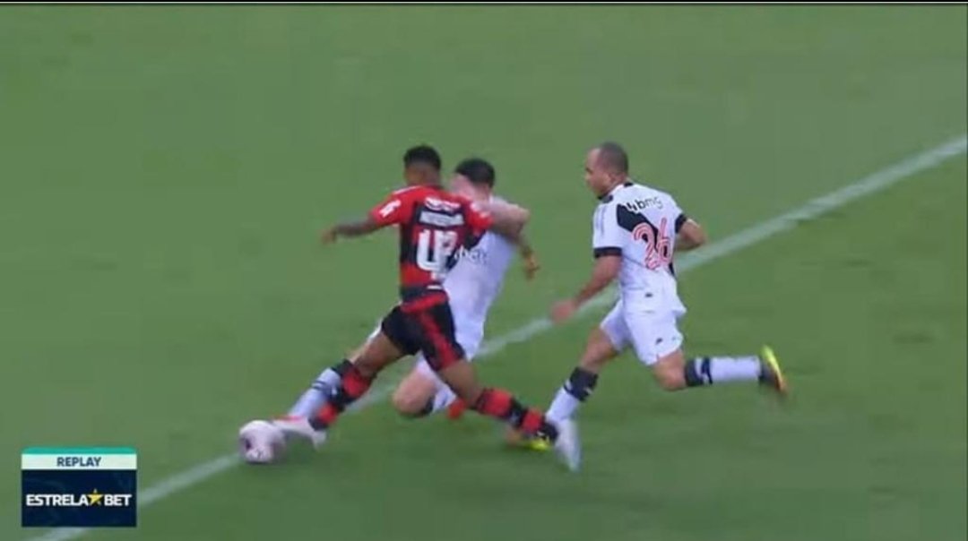 FabioRejgen's tweet photo. NÃO SEJAM INOCENTES! Vocês querem realmente saber porque o VAR nem foi acionado? Pq dentro ou fora da área, na bola ou no jogador, ele daria pênalti de qualquer jeito! https://t.co/eN8qE6Q5OT