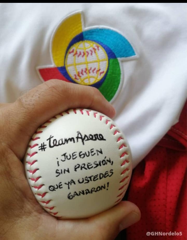 LianiHidalgo's tweet photo. Ya estamos los cubanos verdaderos disfrutando del espectáculo que está dando nuestro #TeamAsere Aunque no han faltado los 🤡 que más que nada han ido al estadio a desmoralizarse. Por eso con mi #Cuba activo el #ModoAsere 
@agnes_becerra @MariaDiazPerer1 @guevara_iria @poncy2022 https://t.co/rrim1690Pj