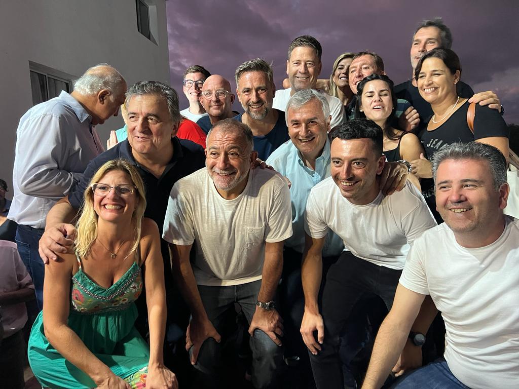 GerardoMorales's tweet photo. Contundente triunfo de JxC en La Falda!

Felicitaciones queridos correligionarios @DiemingerJavier, @lucianapacha y a los faldenses por la gran elección. En cada rincón del país tenemos un radicalismo fuerte y unido. 

¡Vamos a dar vuelta Córdoba y toda la Argentina! 🇦🇷🔄 https://t.co/w9S7K9K6BN