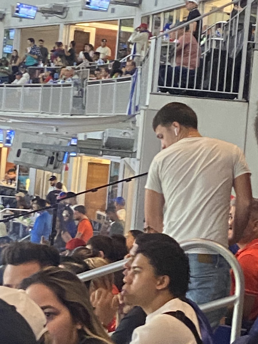 Ajmartinez333's tweet image. Nothing pisses me off more then people at sporting events wearing fucking airpods #Lgod