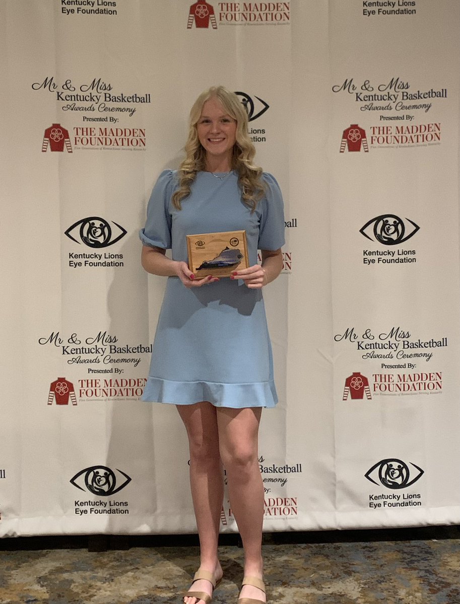 MurrayTigers's tweet photo. Tiger Fans….Congratulations goes out to Alyssa Daughrity for winning the KHSAA FG% Award tonight at the Mr. and Mrs. Kentucky basketball awards ceremony.  She shot 65.4 percent from the field this year. Great job Alyssa!! 👏👏👏👏 @MurraySchools @CoachTomFoust @MurrayGBball https://t.co/FNwVchZZCZ