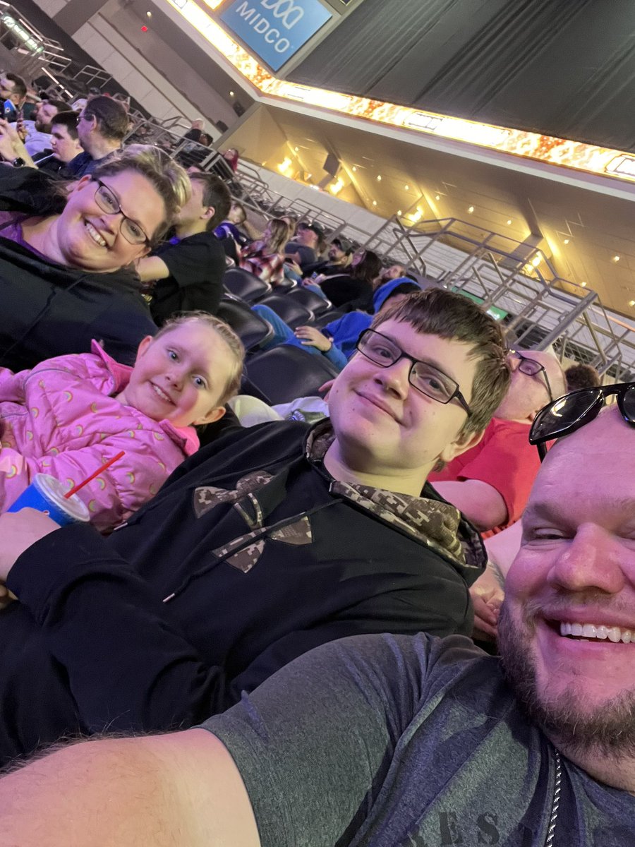 jdmoet83's tweet photo. On the #RoadToWrestleMania ready for the show #wweSiouxFalls @wwe https://t.co/md5UxUuqZ6
