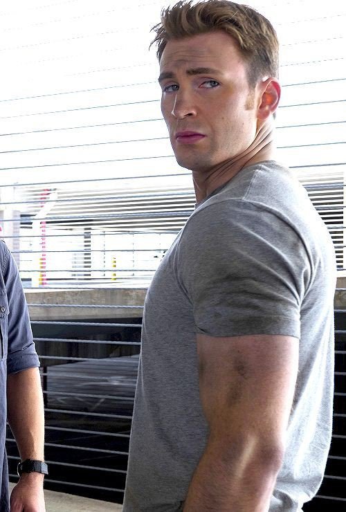 MarvelsContent's tweet photo. chris evans as steve rogers https://t.co/e6jKRWk3We