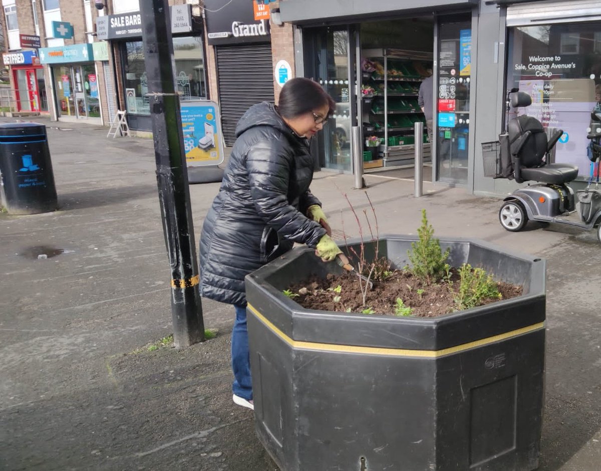 Rupali_Paul02's tweet photo. Spring time planters at Co-op on Coppice Avenue with @RobDuncanM33 and Cllr.John Holden
#team #springtime #tidy #Conservatives #manorteam https://t.co/WaCSuspXuB
