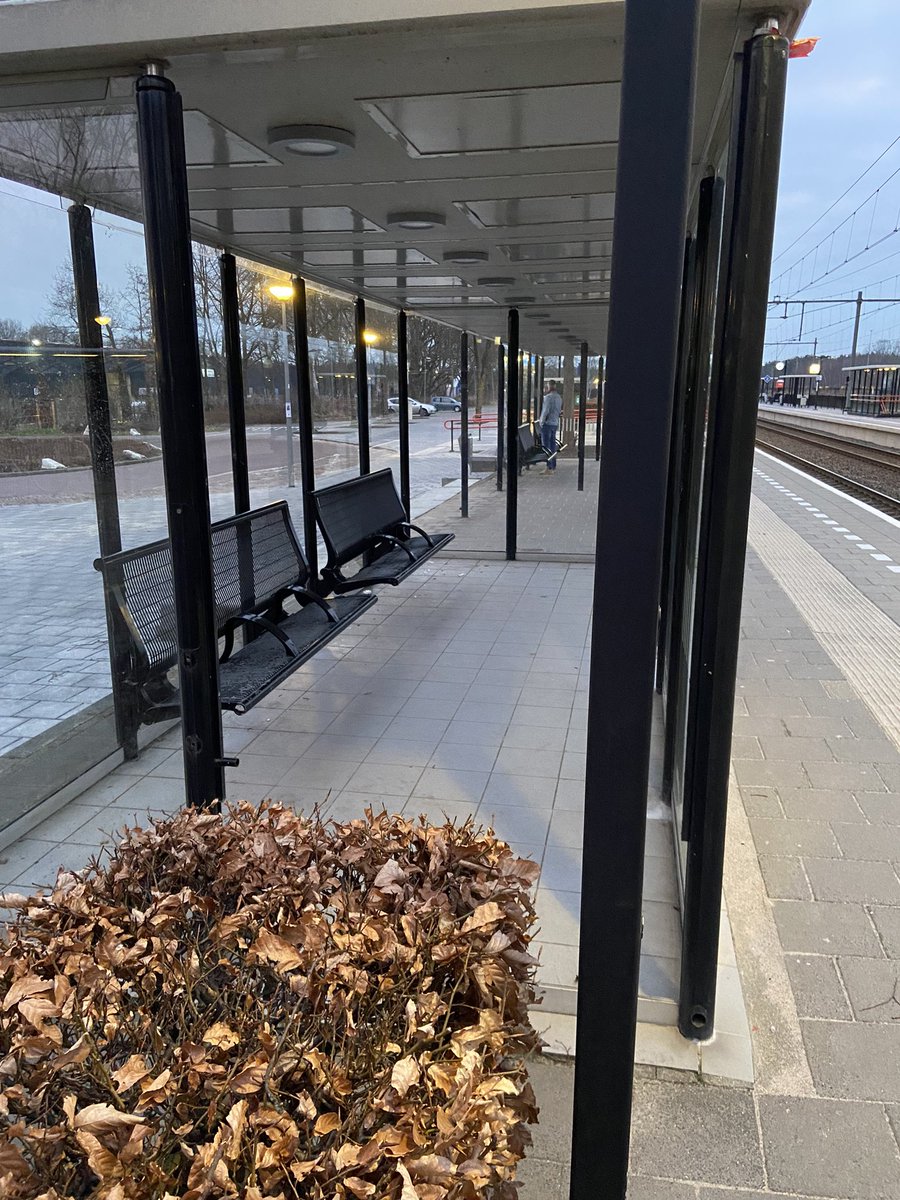 ReitsmaHans's tweet photo. En @NS_online en @gem_Elburg we zijn weer 1,5 maand verder en nog steeds onmogelijk om ruiten en deuren te vervangen. Laat staan de verlichting te repareren 👎🥲 https://t.co/9QEVyek9Dr