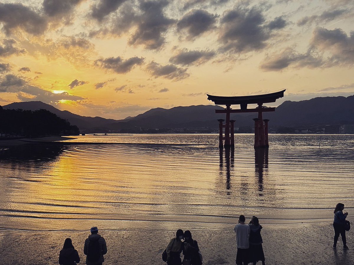 YoitabiTravel's tweet photo. Plan que no te debes perder en tu viaje a Japón 🇯🇵 

Atardecer en la Isla de Miyajima ⛩️❤️ 

#Japon #Japan #Miyajima #FunTraveling https://t.co/HX7IUQuwwT