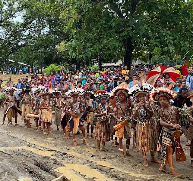 CDF_Aust's tweet image. A very special day in PNG with my counterpart MAJGEN Goina, Chief of the PNGDF. An honour to travel with him to Boregaina, the village where he was born. Our partnership is rich with history and based on the close ties between our people. A visit to remember. #PNGDF