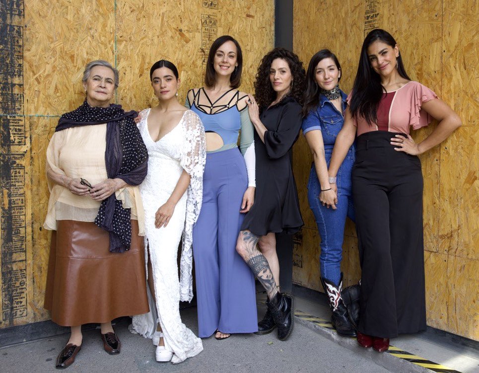 gadelagarza's tweet photo. Reunión familiar 💜 #LasAparicio
#MariCarmenFarías @paugaitan @erendiritas @LIZGALLARDOof #XimenaGonzalezRubio https://t.co/0cBIDuTAzL